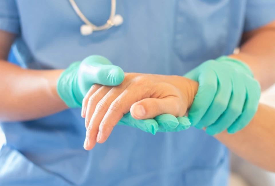 lekarz trzymający dłoń pacjenta